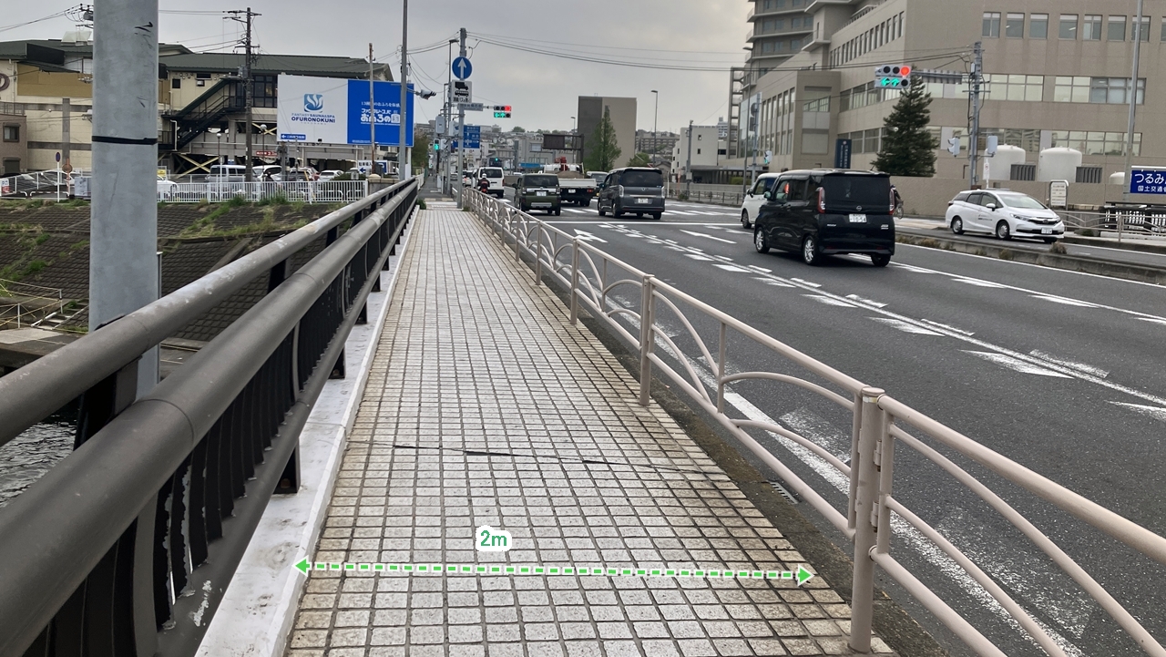 新鶴見橋の片側の歩道の幅