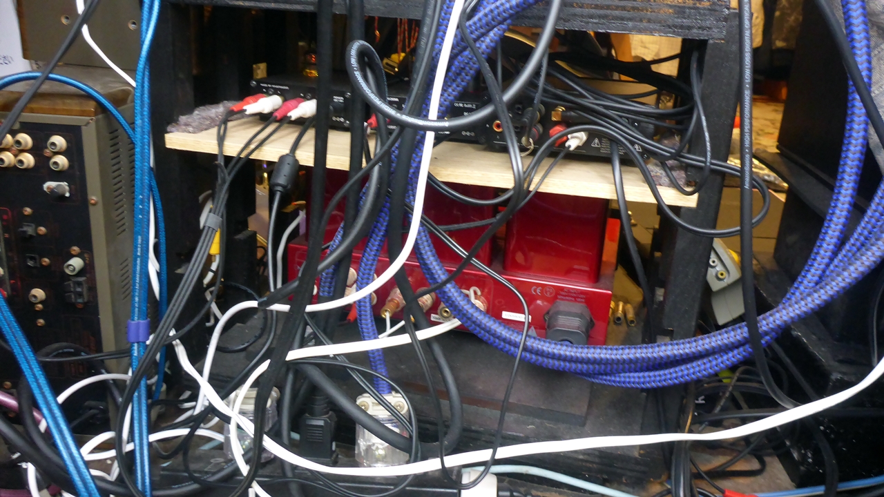 AVシステムの背面、ケーブル接続部の拡大