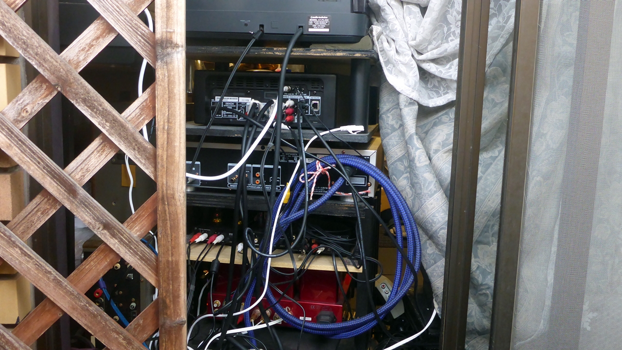 AVシステムの背面、ケーブル接続