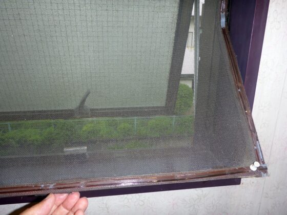 網戸の下半分を手前に片開きできるので、窓の開閉が可能です