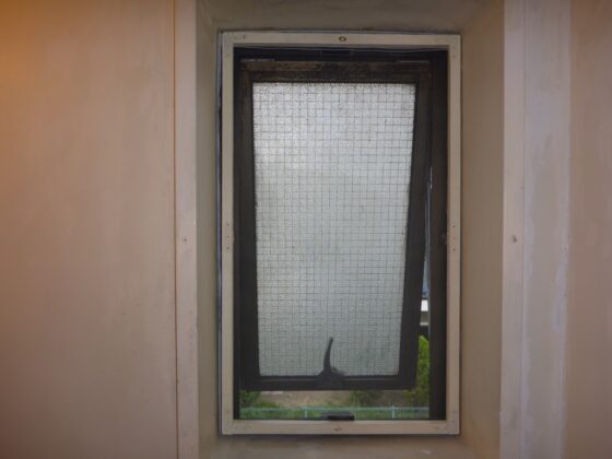 浴室小窓に新しい網戸を取り付けました