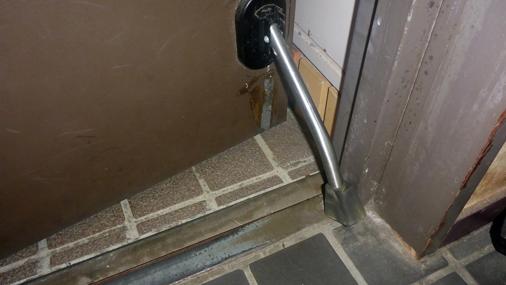 玄関ドアストッパーでドアが閉じるのを予防