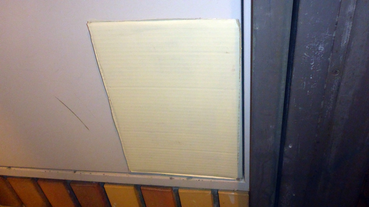 PSのドアに貼り付けたダンボール紙（このあとで着色しました）