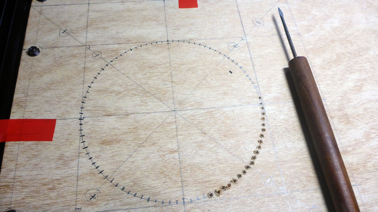 円周に沿って均等に印をつけ、キリでドリルのセンターを作っていく