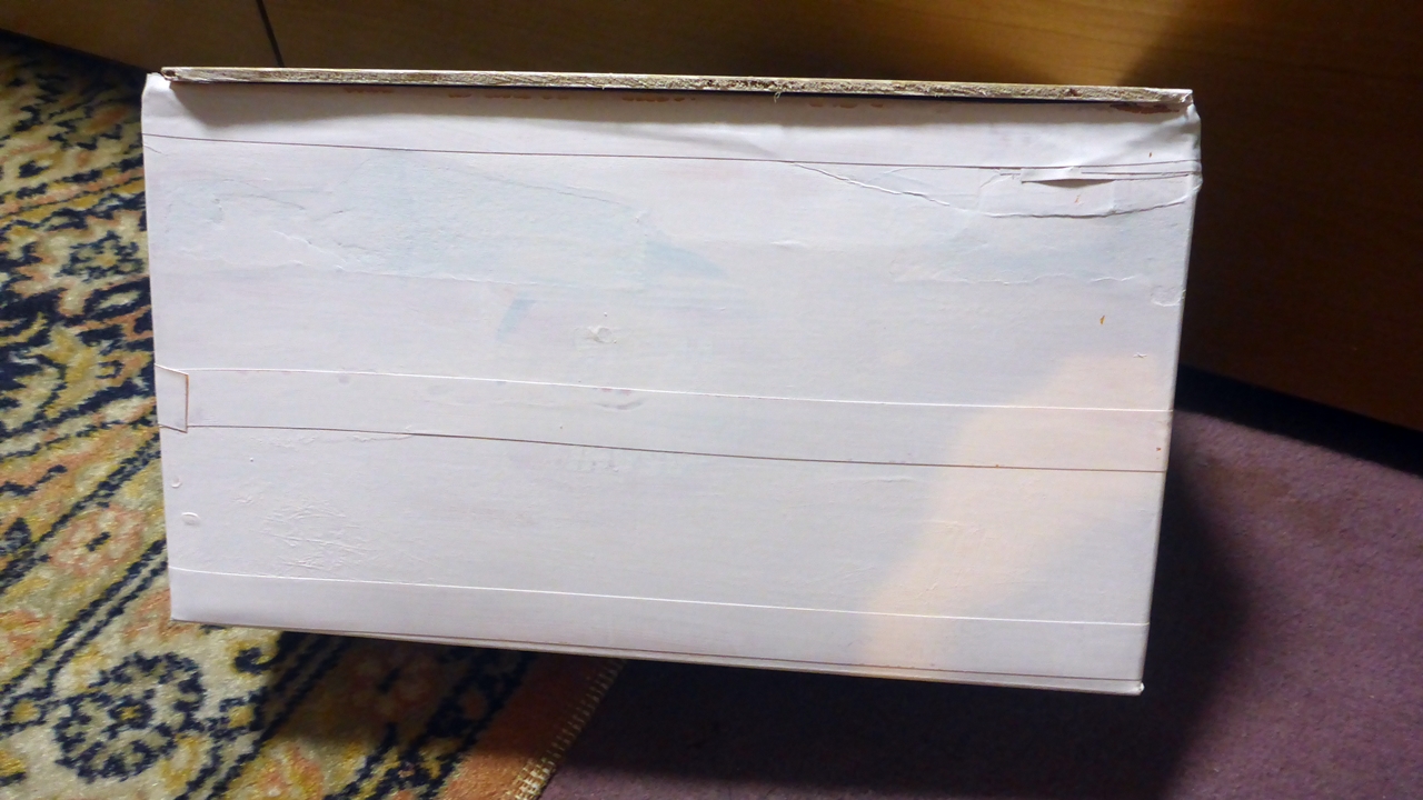箱の周囲をビニールテープでぐるぐる巻きにしたあとペンキで塗装