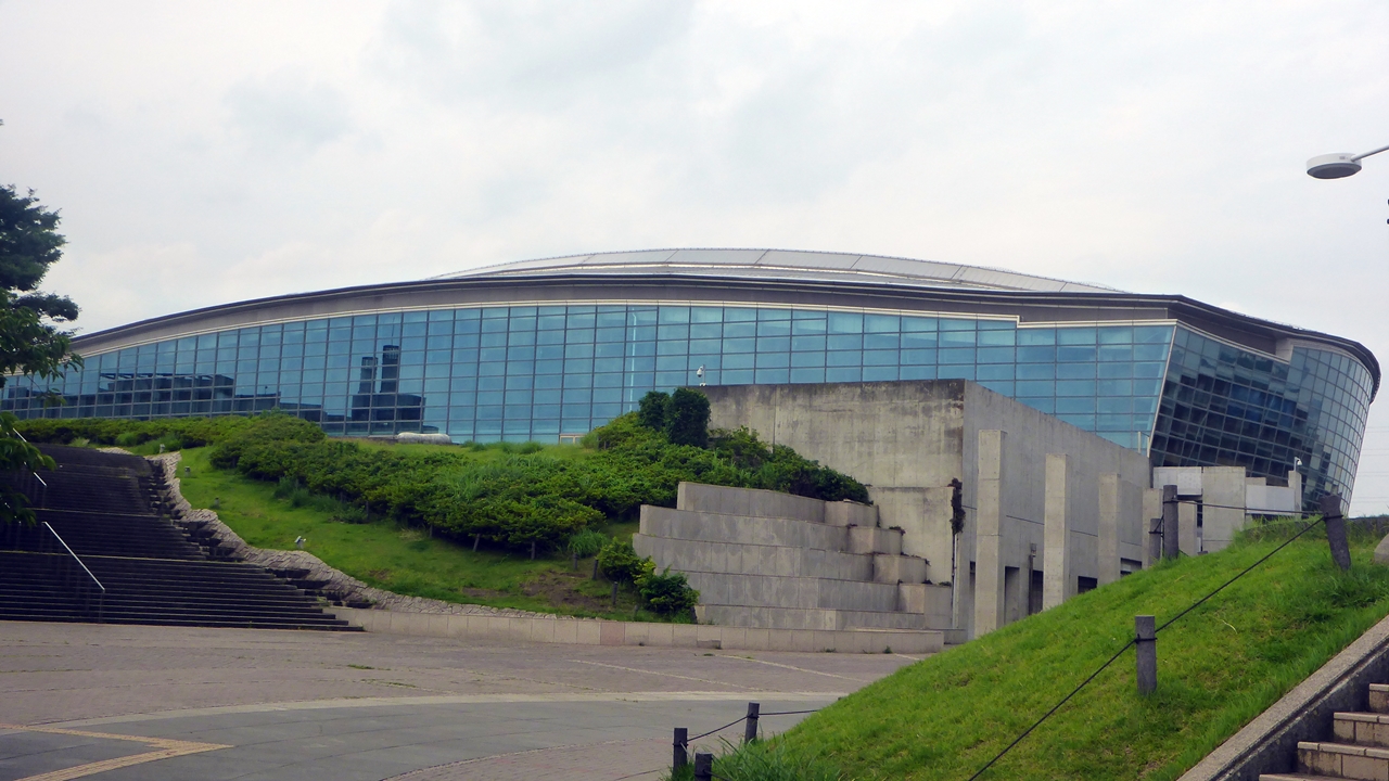 横浜国際プールメインアリーナの全景