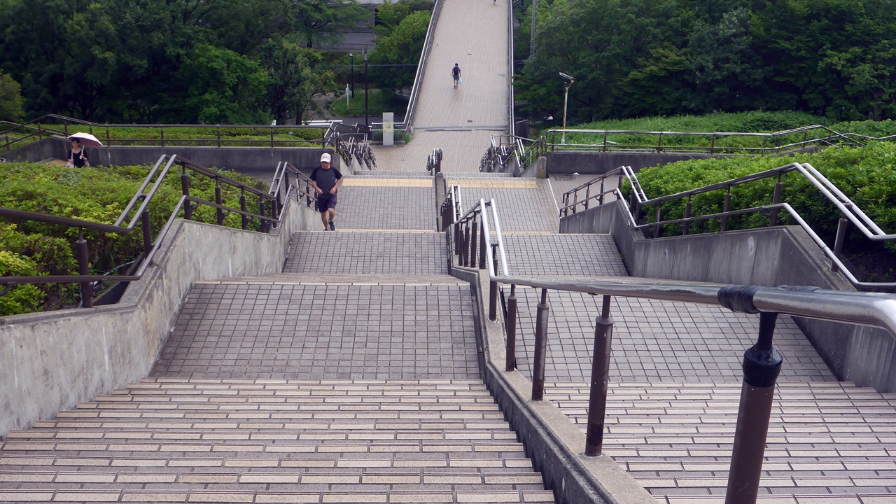 横浜国際プール側から階段を見下ろしたようす