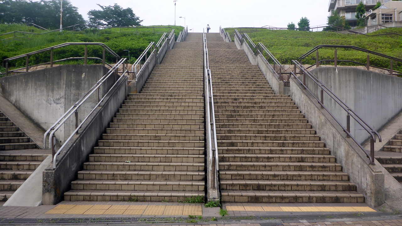 横浜国際プールと北山田駅方面をつなぐ階段を見上げる