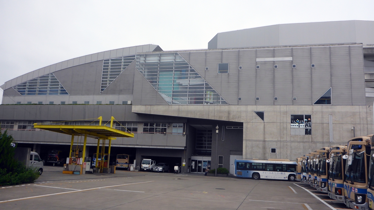西スポーツセンター（奥に見える建物）