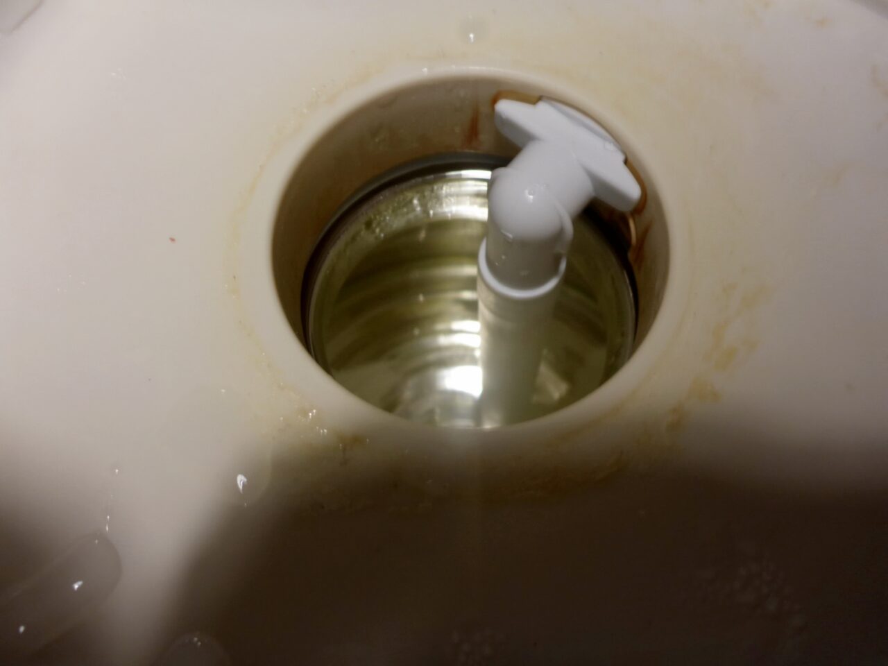 魔法瓶内部、新しい揚水パイプを取り付けた状態