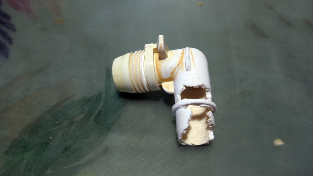 劣化した揚水パイプのプラスチック部品