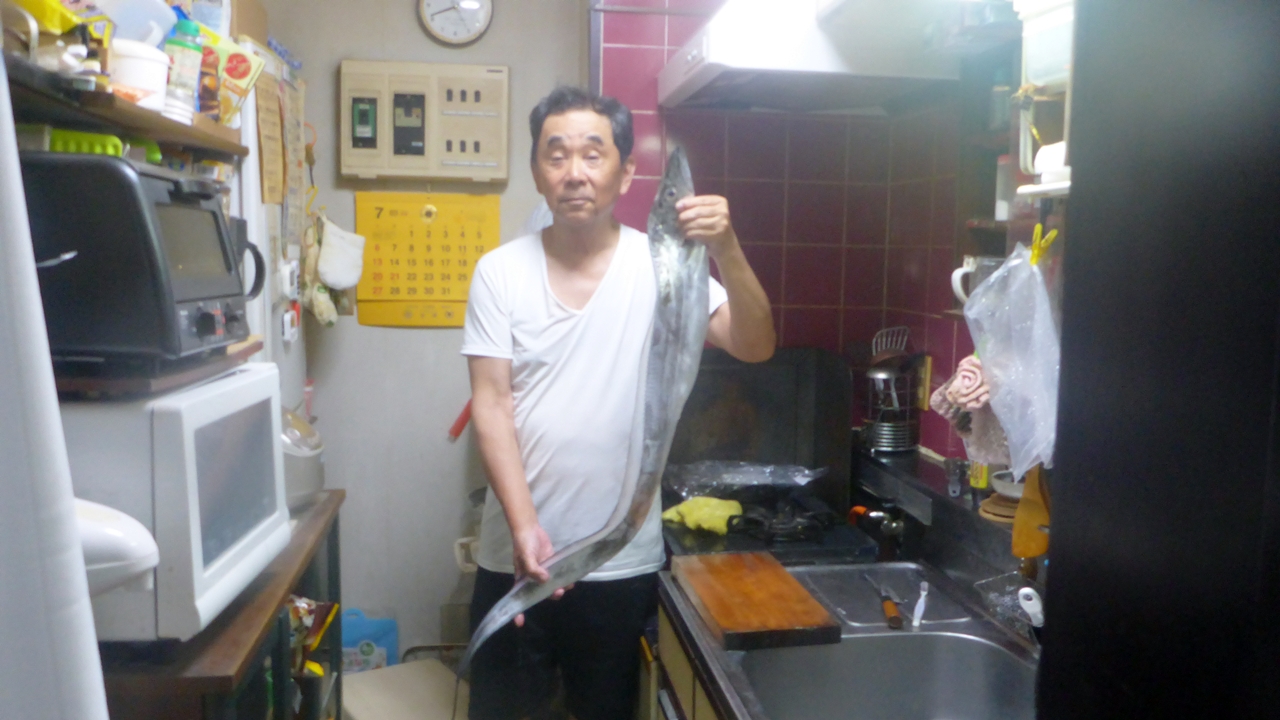 タチウオを手にして記念撮影