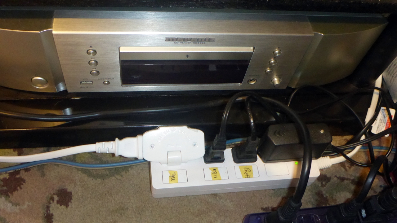 サブウーファーとプリアンプ用の電源タップのようす