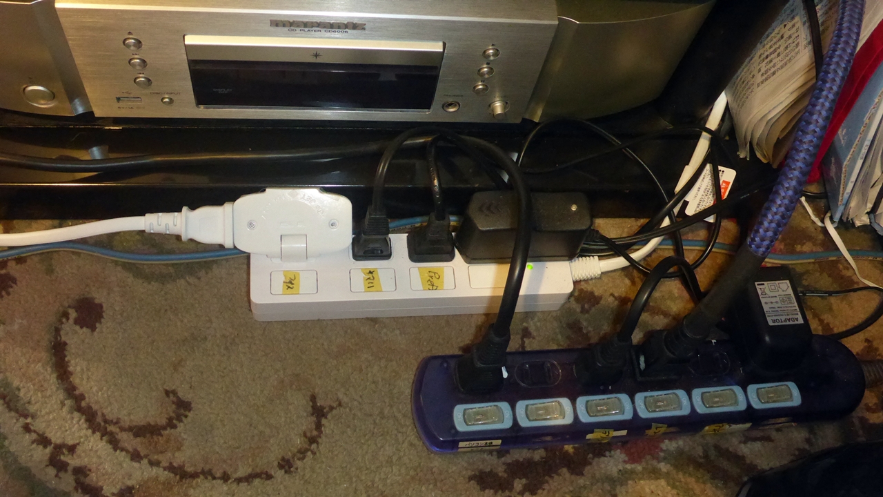ラックの足元の電源タップのようす