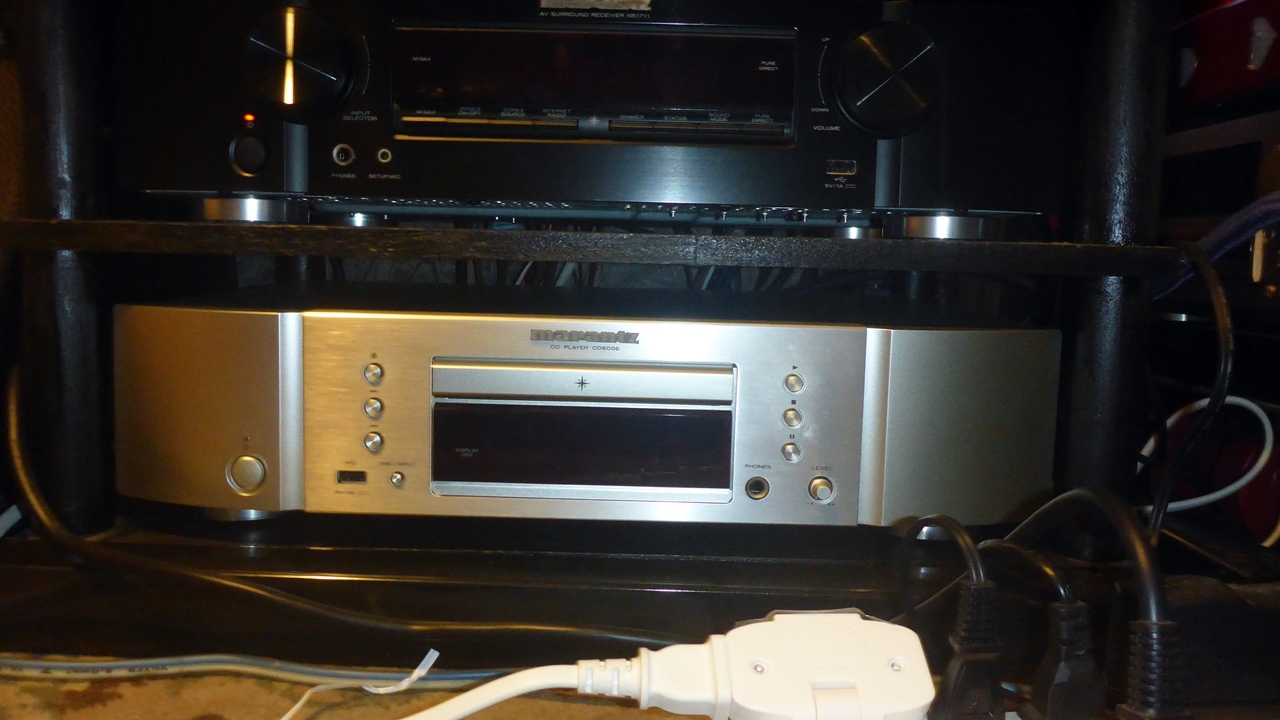 CD6006 CDプレーヤーの前面のようす