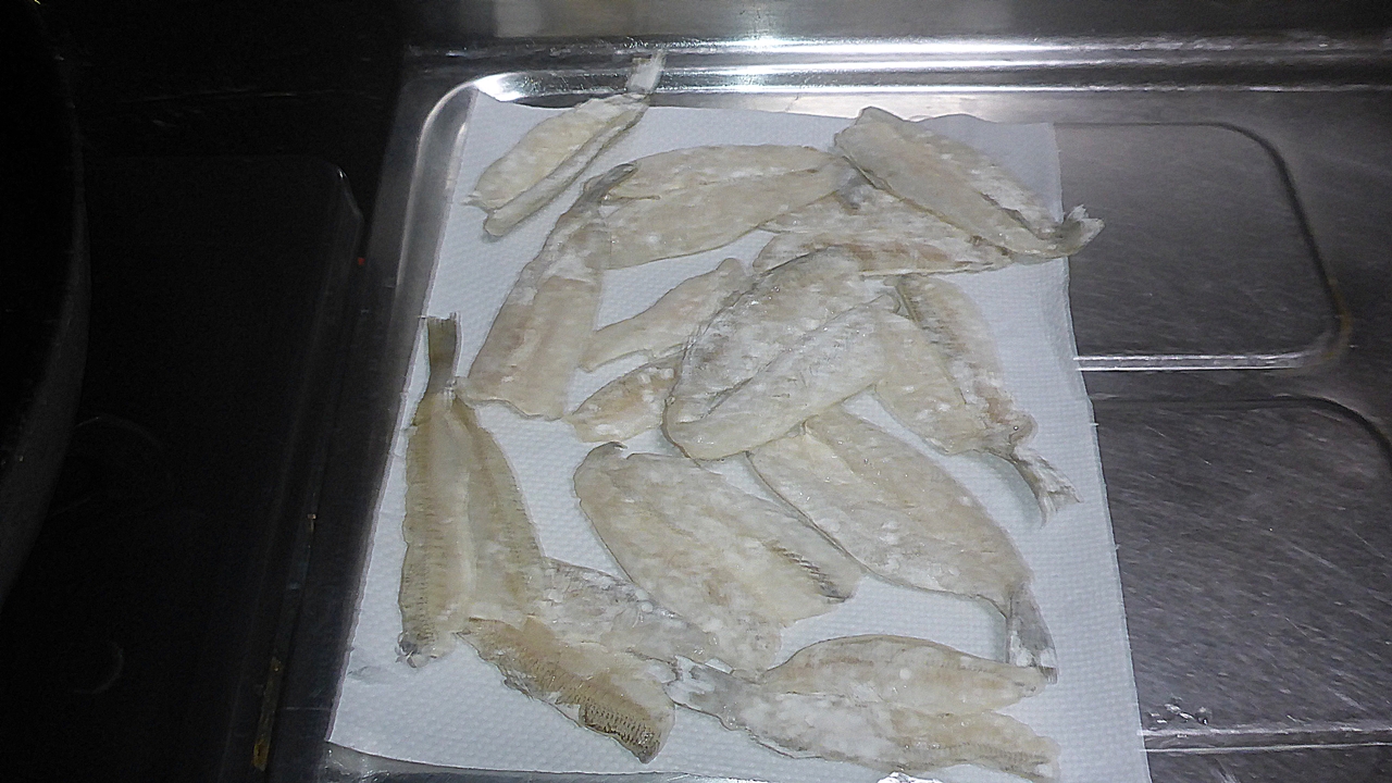 3枚におろしたキスに小麦粉をまぶす