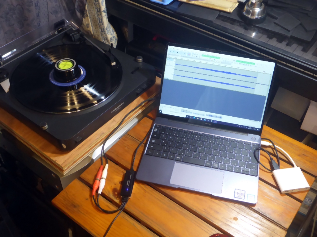 オーディオキャプチャケーブルでレコードプレーヤーとノートパソコンを接続